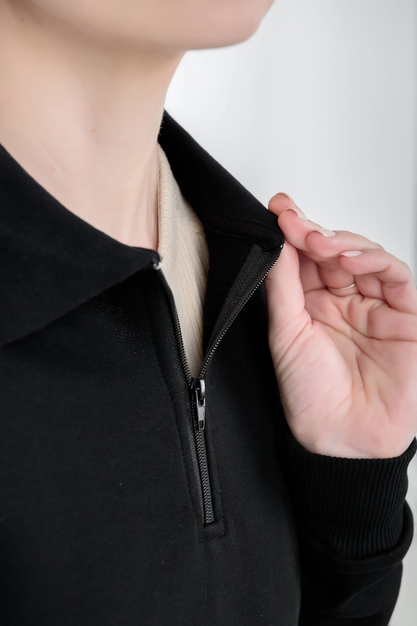 Hanorac Polo negru, detaliu fermuar și guleraș, ideal pentru personalizare cu logo-ul companiei.