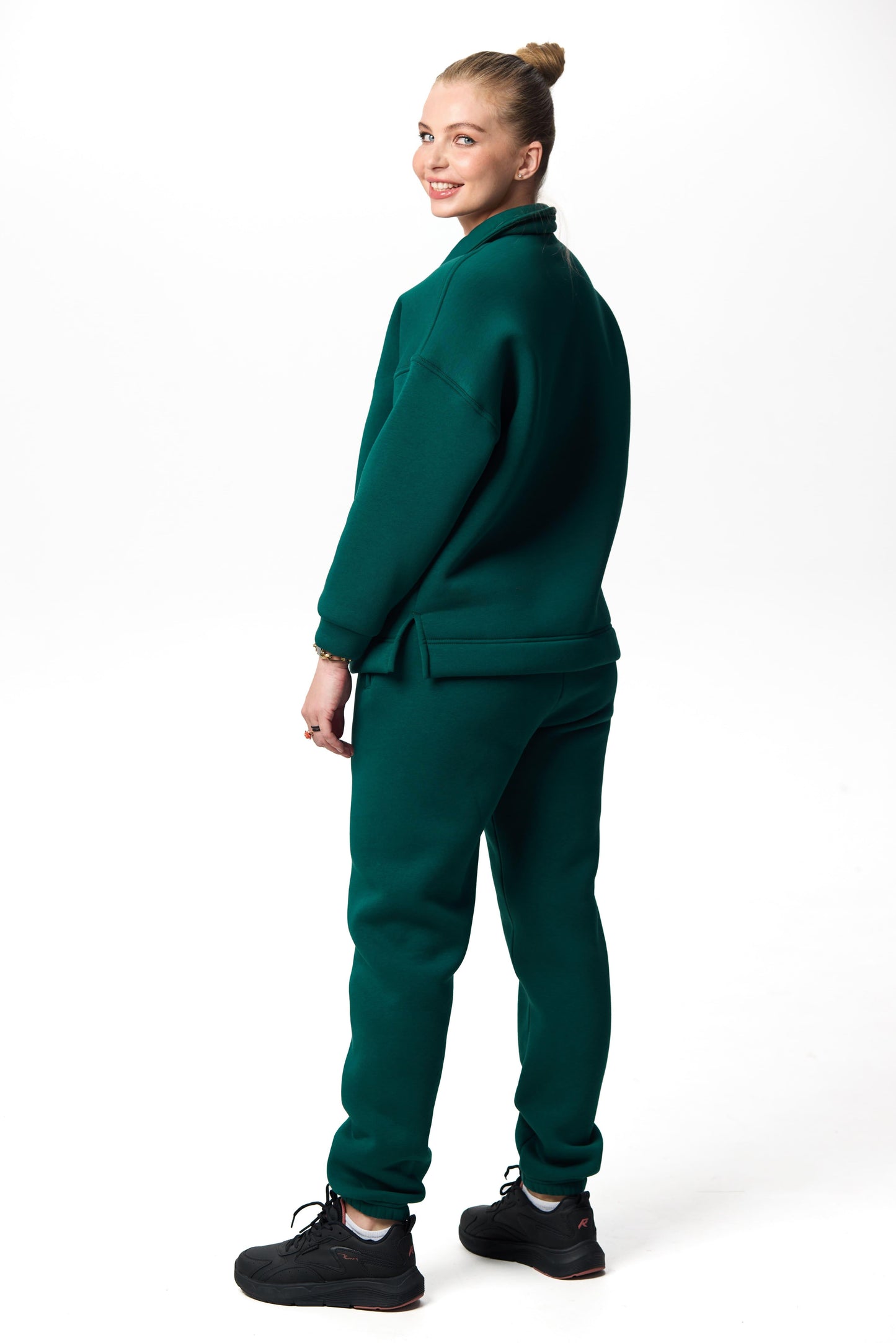 Set sport verde închis din bumbac 100 % – confecționat în Moldova, stofă de calitate și design modern