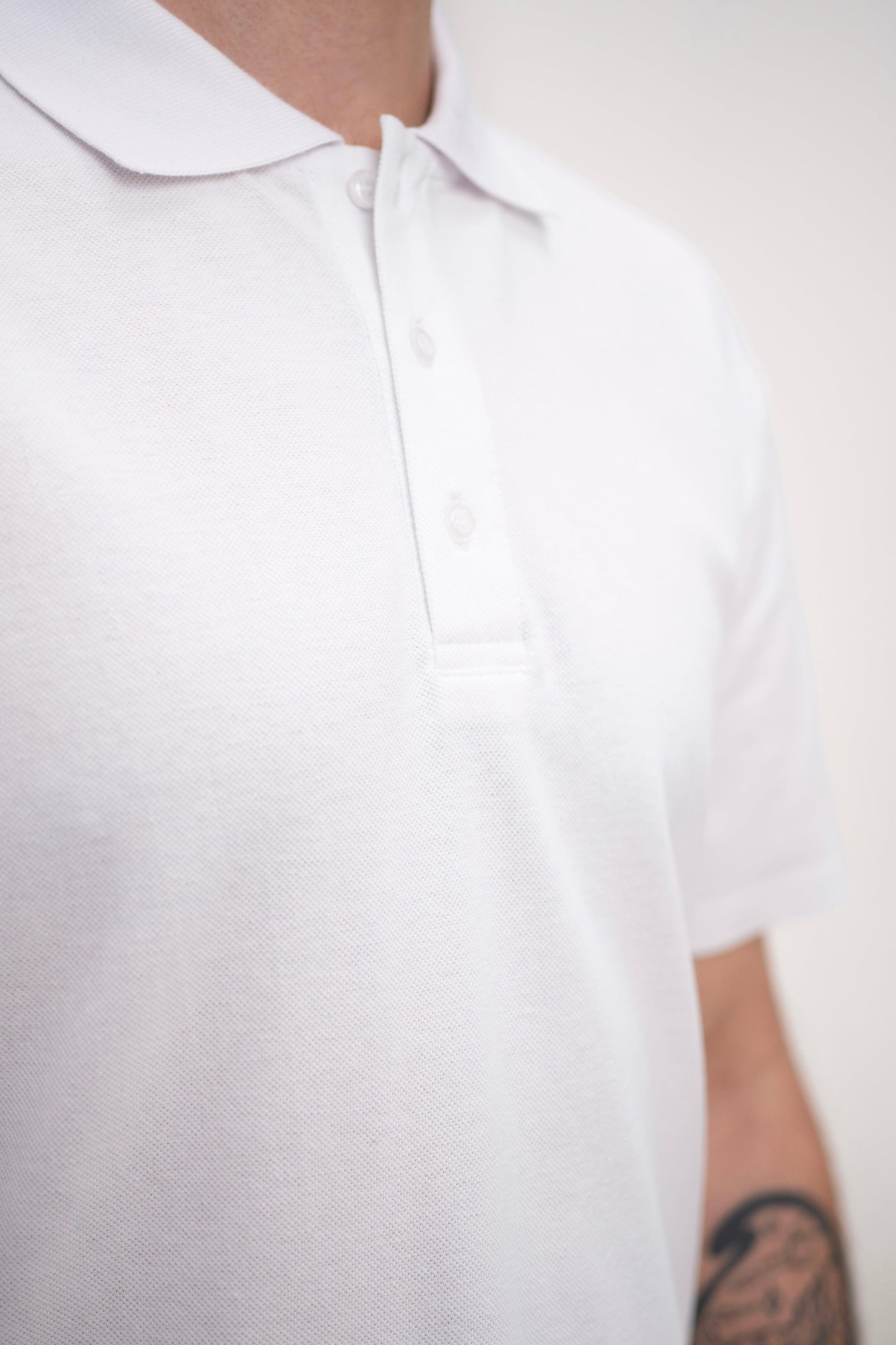 Tricou polo alb clasic, potrivit pentru branding și personalizare cu logo.