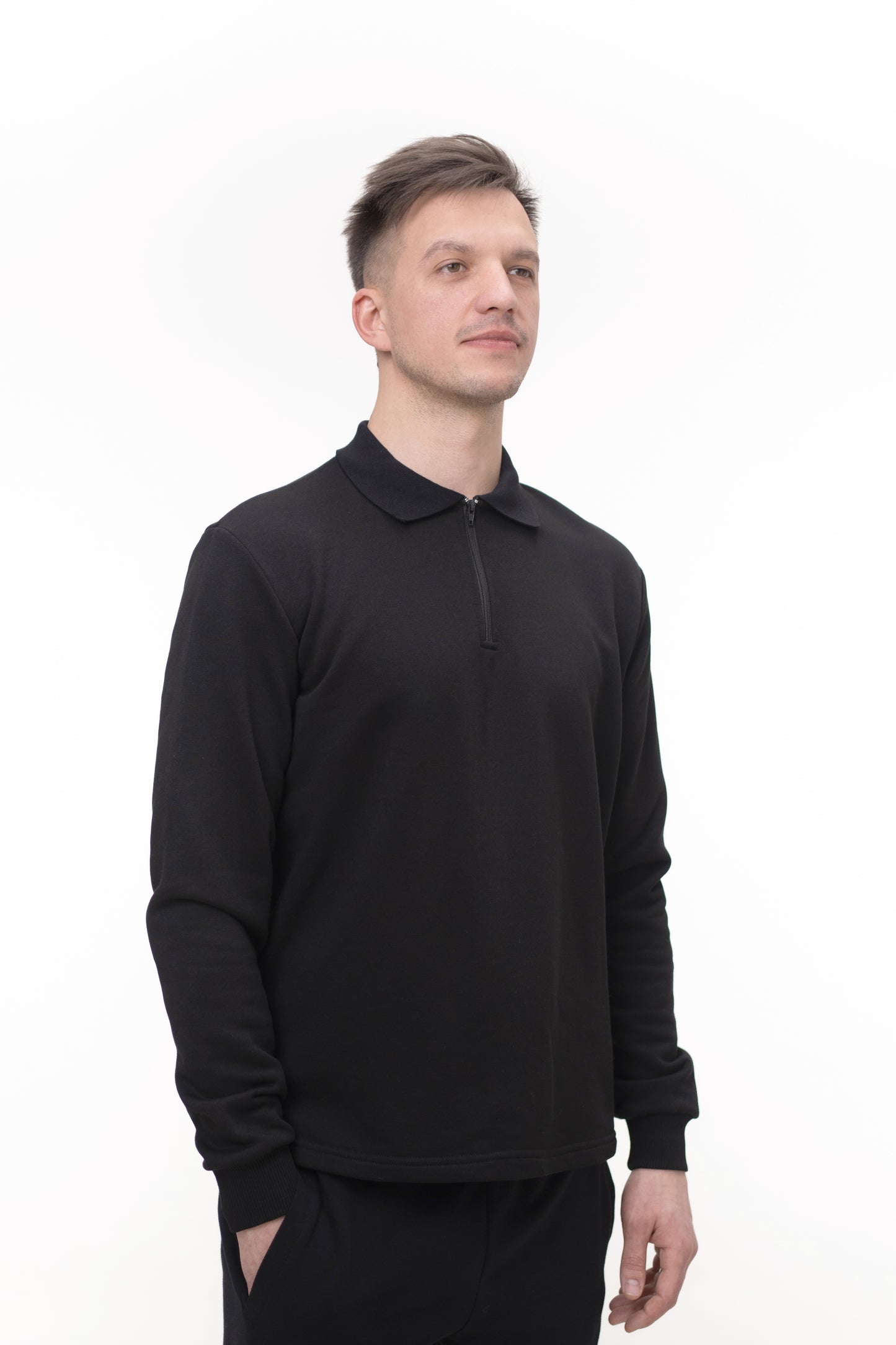 Hanorac Polo negru, vedere laterală, confort și stil pentru purtare zilnică sau în activități de grup.