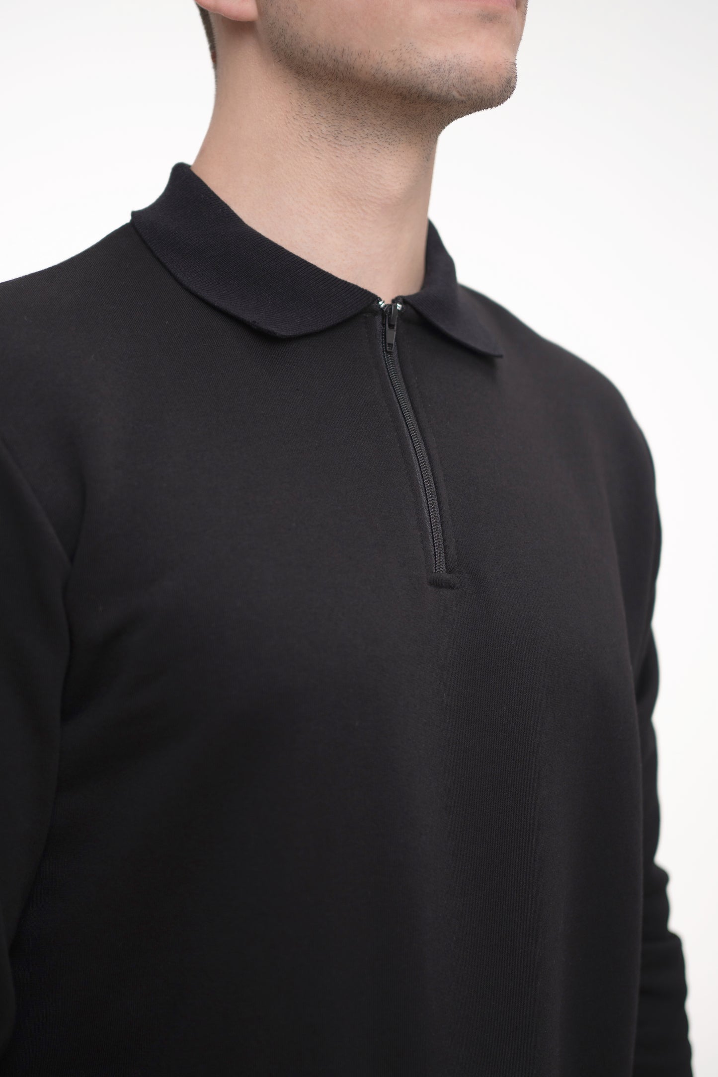 Hanorac Polo negru Almam Fashion, cu guleraș și fermuar pe mijloc – un design versatil, potrivit pentru echipe și comercianți.