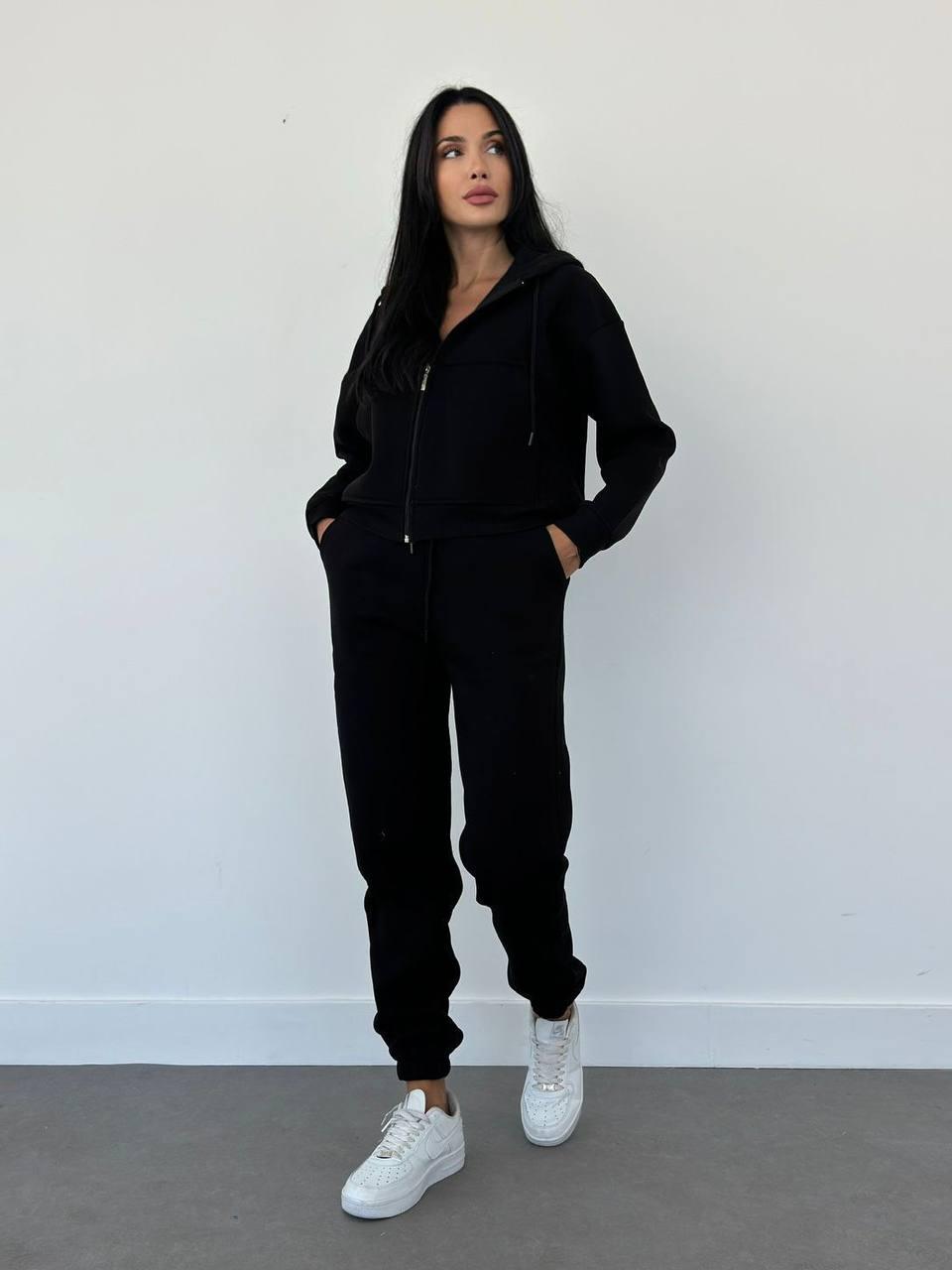 Costum sportiv de damă, negru elegant, din material natural, confortabil și durabil.