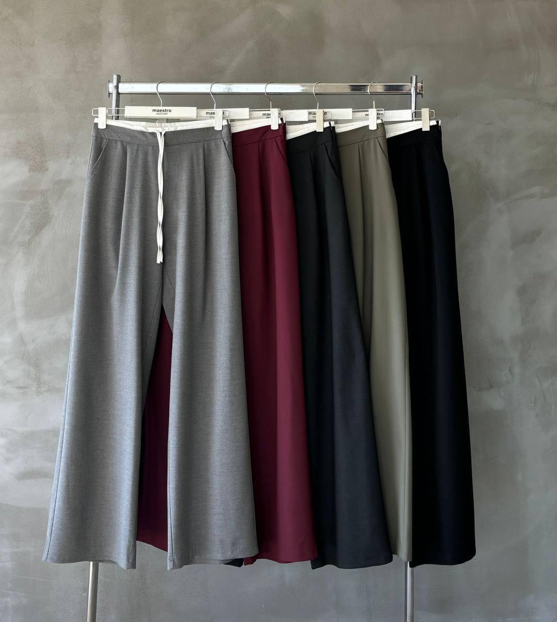 Pantaloni clasici de damă disponibili în mai multe culori, material natural și confortabil.