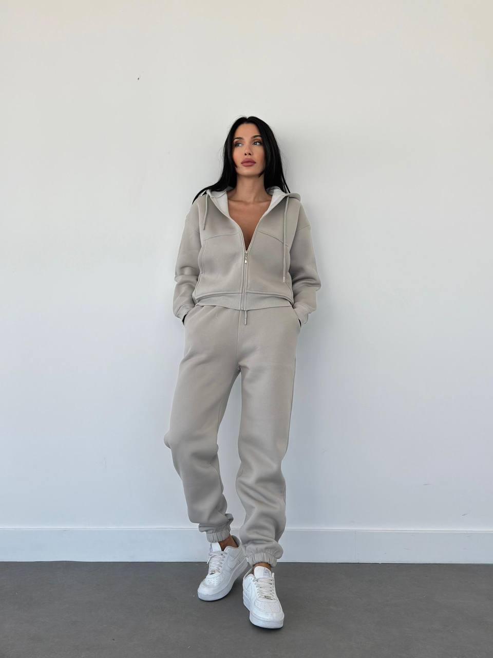 Costum sport casual de damă, bej, perfect pentru un look modern și relaxat.