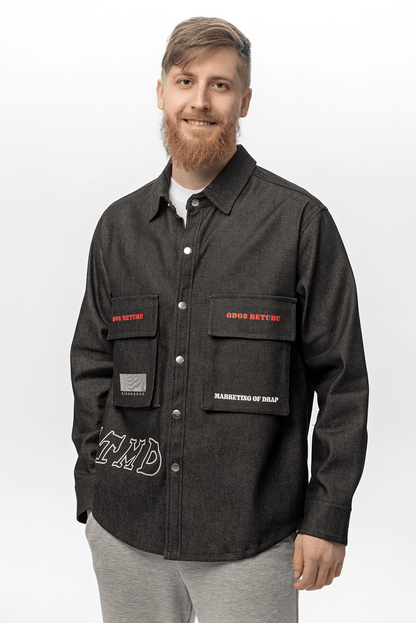 Jachetă jeans imprimată neagră oversize, pentru bărbați, cu buzunare la piept și butoane inox – stil urban, produsă în Moldova de Almam Fashion