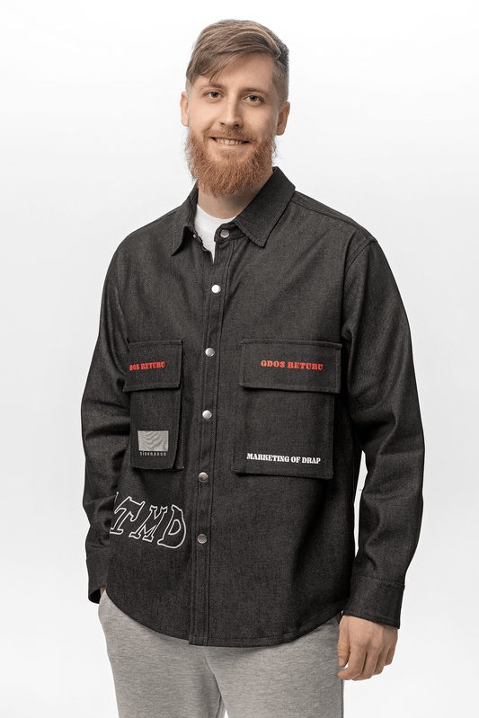 Jachetă jeans imprimată neagră oversize, pentru bărbați, cu buzunare la piept și butoane inox – stil urban, produsă în Moldova de Almam Fashion