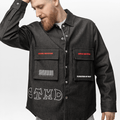 jachetă denim neagră, croială lejeră, imprimat distinctiv și buzunare frontale 