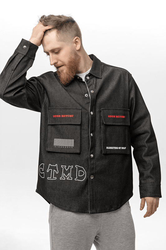 jachetă denim neagră, croială lejeră, imprimat distinctiv și buzunare frontale 