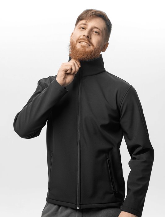 Model versatil de jachetă SoftShell, neagră, cu buzunare frontale – ideală pentru muncă, echipe sau purtare zilnică