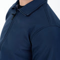 Jachetă SoftShell albastru închis pentru bărbați, model modern cu fermoar și buzunare.

