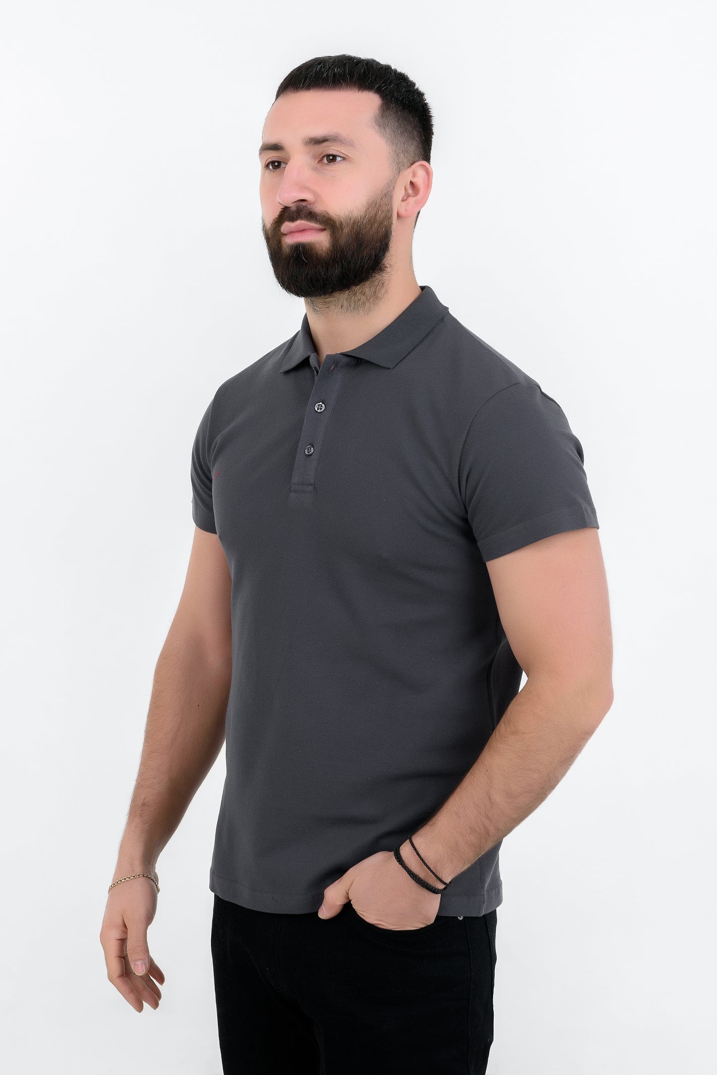 Tricou polo gri închis, material rezistent și plăcut la purtare, potrivit pentru uniforme.