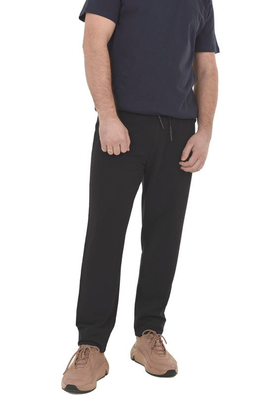 Pantaloni negri sport cu șireturi, material plăcut la purtare, ideali pentru activități zilnice.