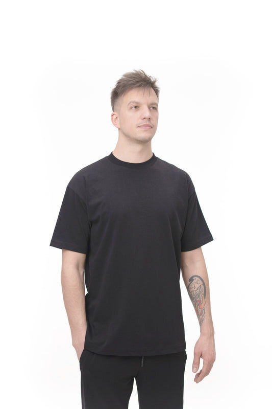 Tricou oversize negru, model casual, ideal pentru streetwear și personalizare.