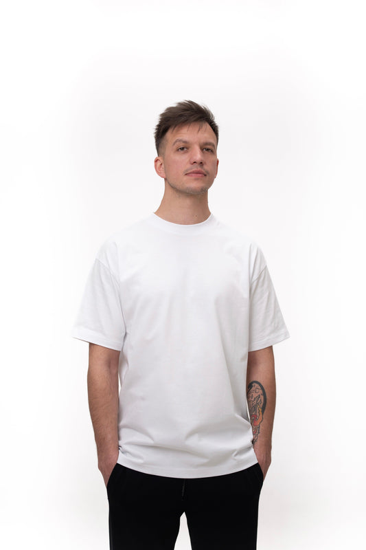 Tricou oversize alb din bumbac, design minimalist și confortabil pentru orice stil.