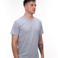 Tricou clasic gri deschis din bumbac, design versatil potrivit pentru orice stil. Tricou gri pentru bărbați