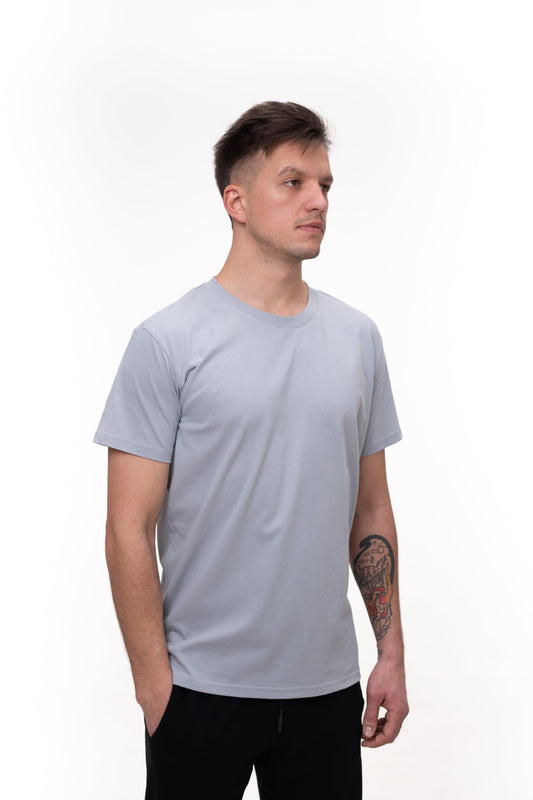 Tricou clasic gri deschis din bumbac, design versatil potrivit pentru orice stil. Tricou gri pentru bărbați