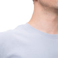 Tricou clasic gri deschis, vedere detaliată a texturii și finisajelor de calitate.
