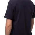Tricou clasic albastru închis, vedere laterală și detalii ale croielii.
