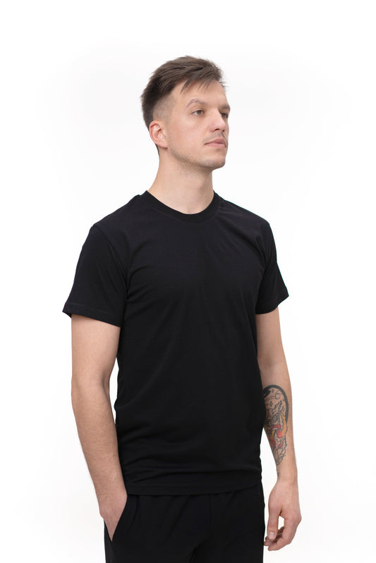 Tricou clasic negru din bumbac 100%, croială standard, ideal pentru personalizare – vedere frontală. Tricou pentru bărbați