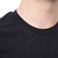 Tricou clasic negru, prim-plan al materialului moale și cusăturilor rezistente.
