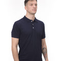 Tricou polo albastru închis, design clasic, potrivit pentru uniforme și personalizare.