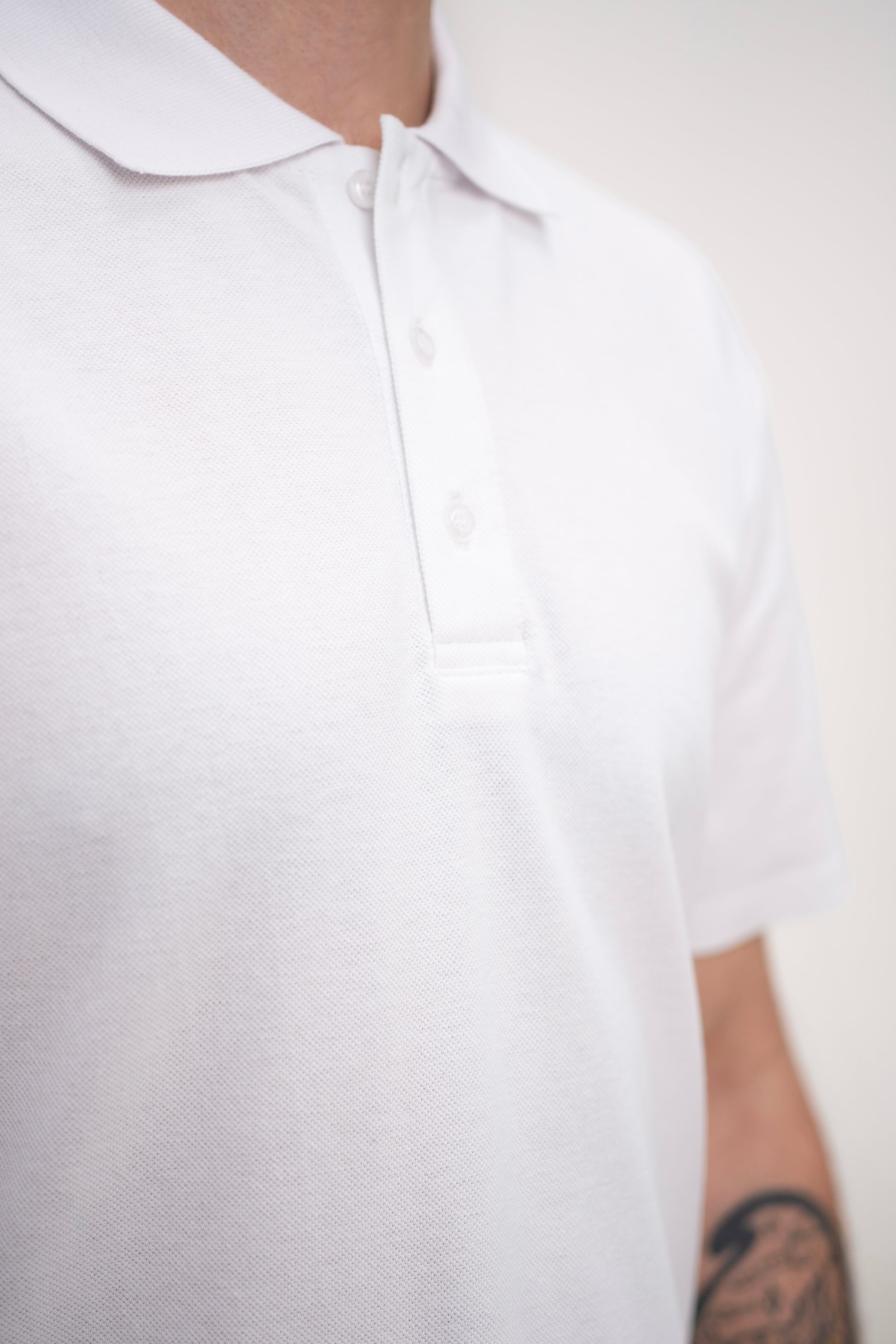 Tricou polo alb clasic, potrivit pentru branding și personalizare cu logo.