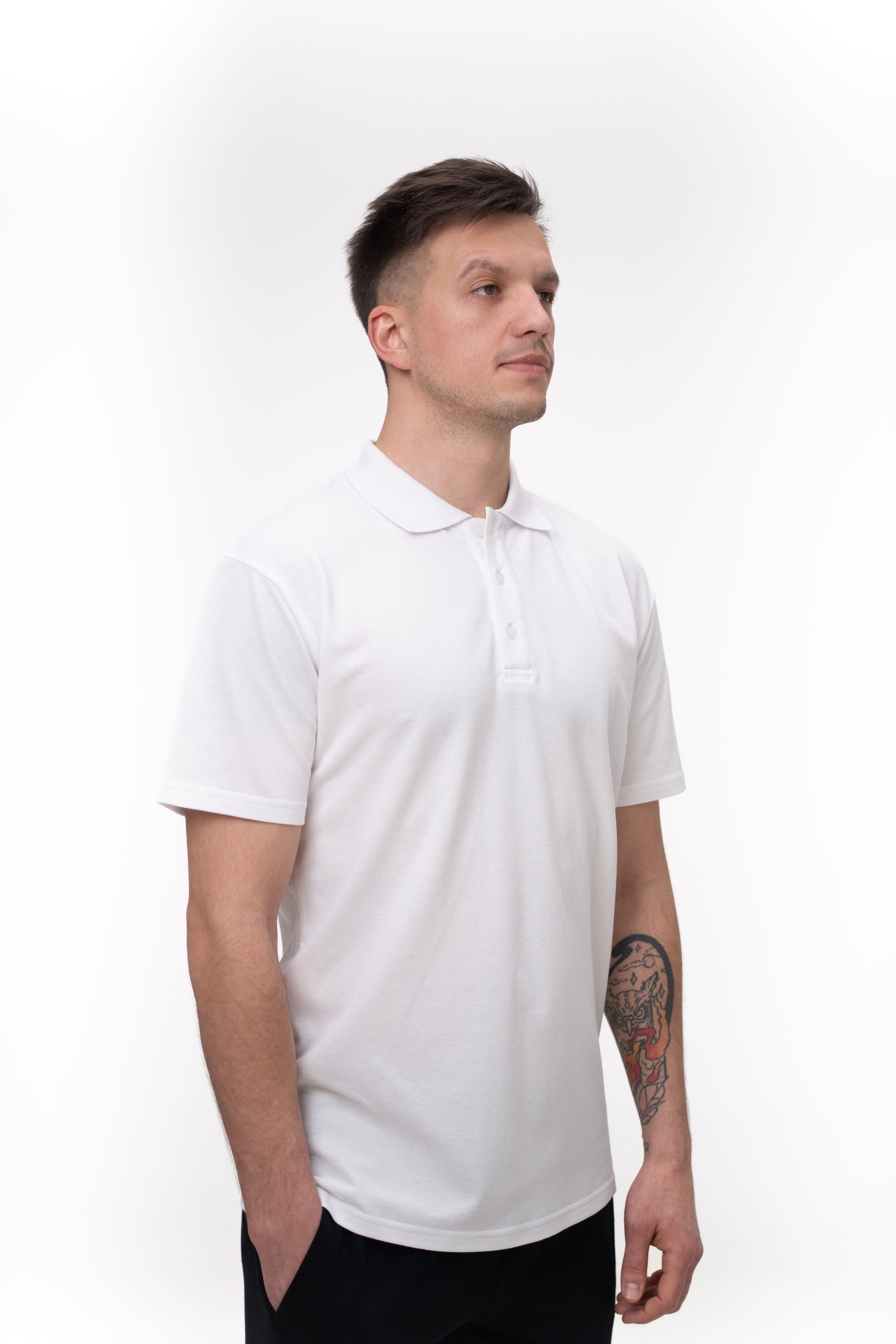 Tricou polo alb pentru bărbați, ideal pentru companii și evenimente corporate.