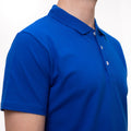 Tricou polo albastru electric din bumbac, vedere laterală și detalii de croială.