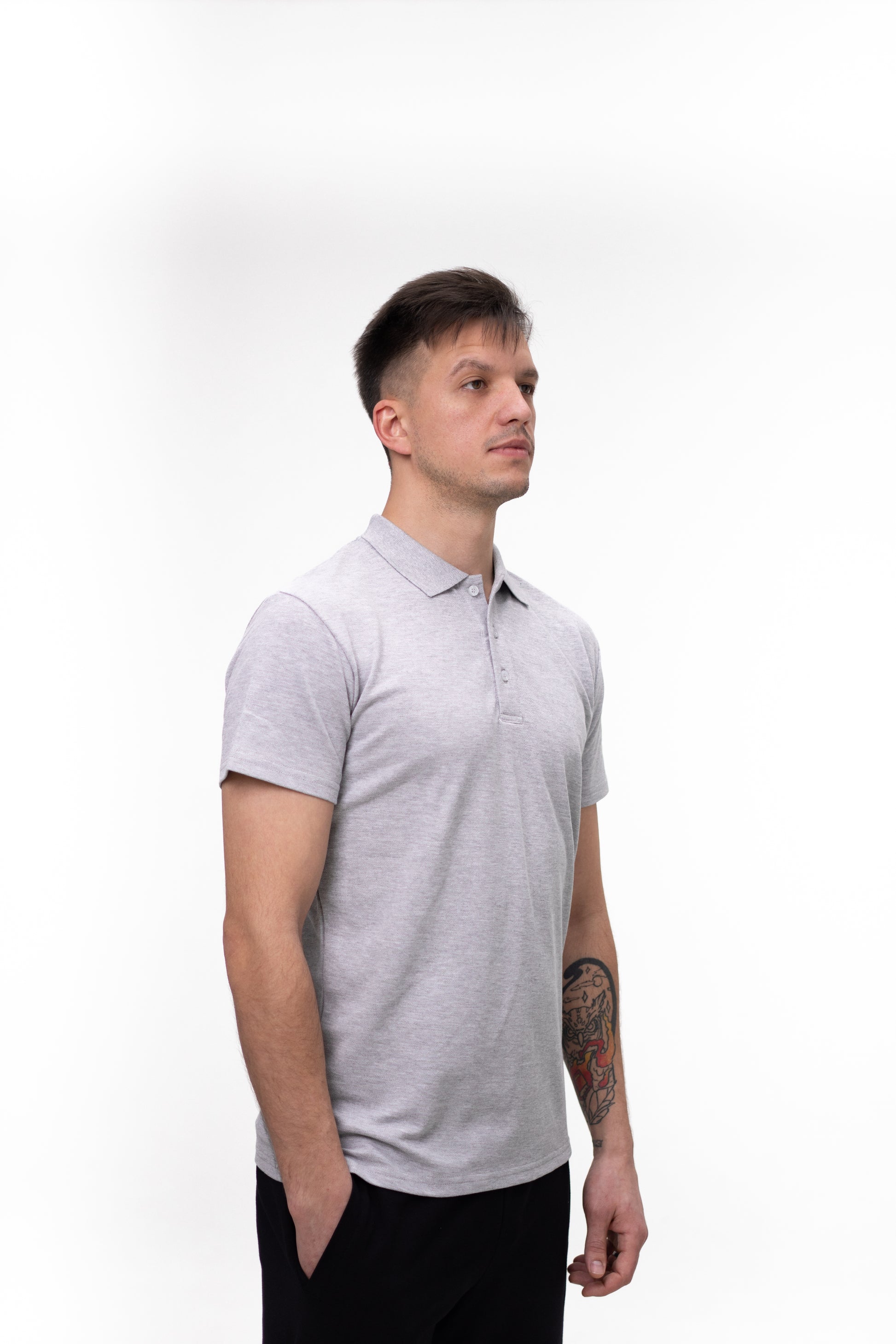 Tricou polo gri deschis, model versatil pentru angajați și echipe sportive.