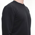 Hanorac clasic negru din bumbac gros, cu tiv elastic pentru o fixare perfectă.
