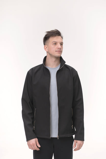 Jachetă SoftShell neagră pentru bărbați, material rezistent, cu guler și fermoar – vedere frontală.