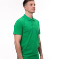 Tricou polo verde deschis, vedere detaliată a materialului și cusăturilor de calitate.