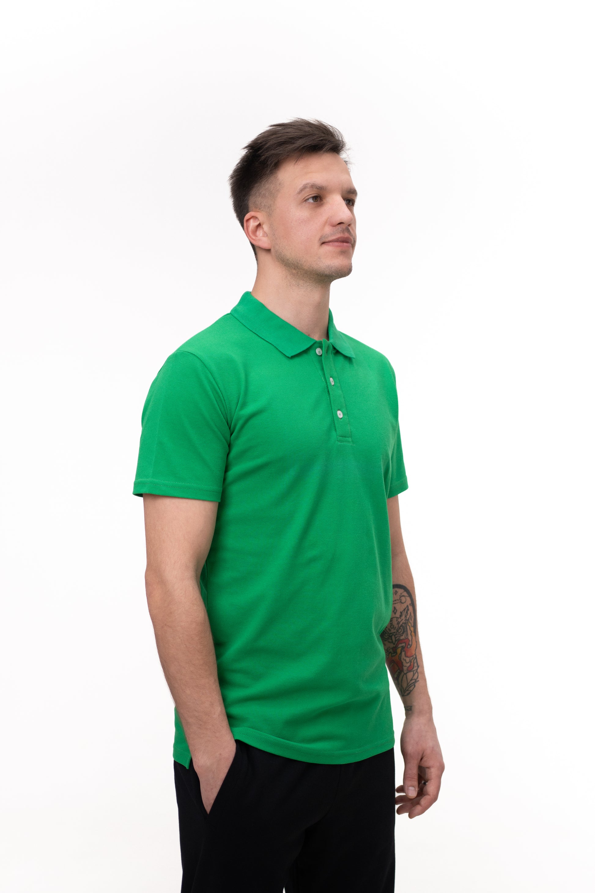 Tricou polo verde deschis, vedere detaliată a materialului și cusăturilor de calitate.
