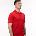 Tricou polo roșu vibrant, model stilat pentru uniforme și îmbrăcăminte casual.