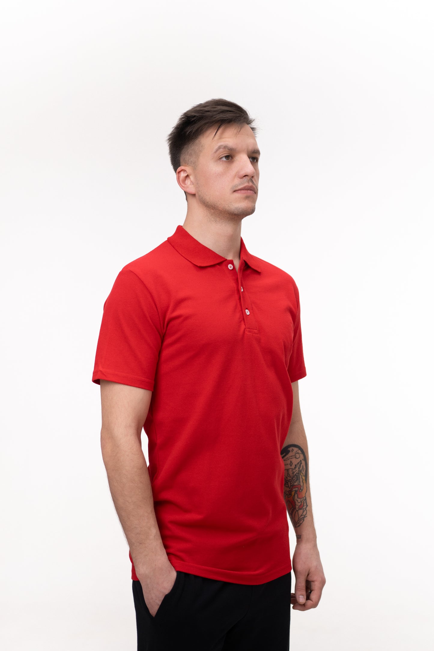 Tricou polo roșu vibrant, model stilat pentru uniforme și îmbrăcăminte casual.