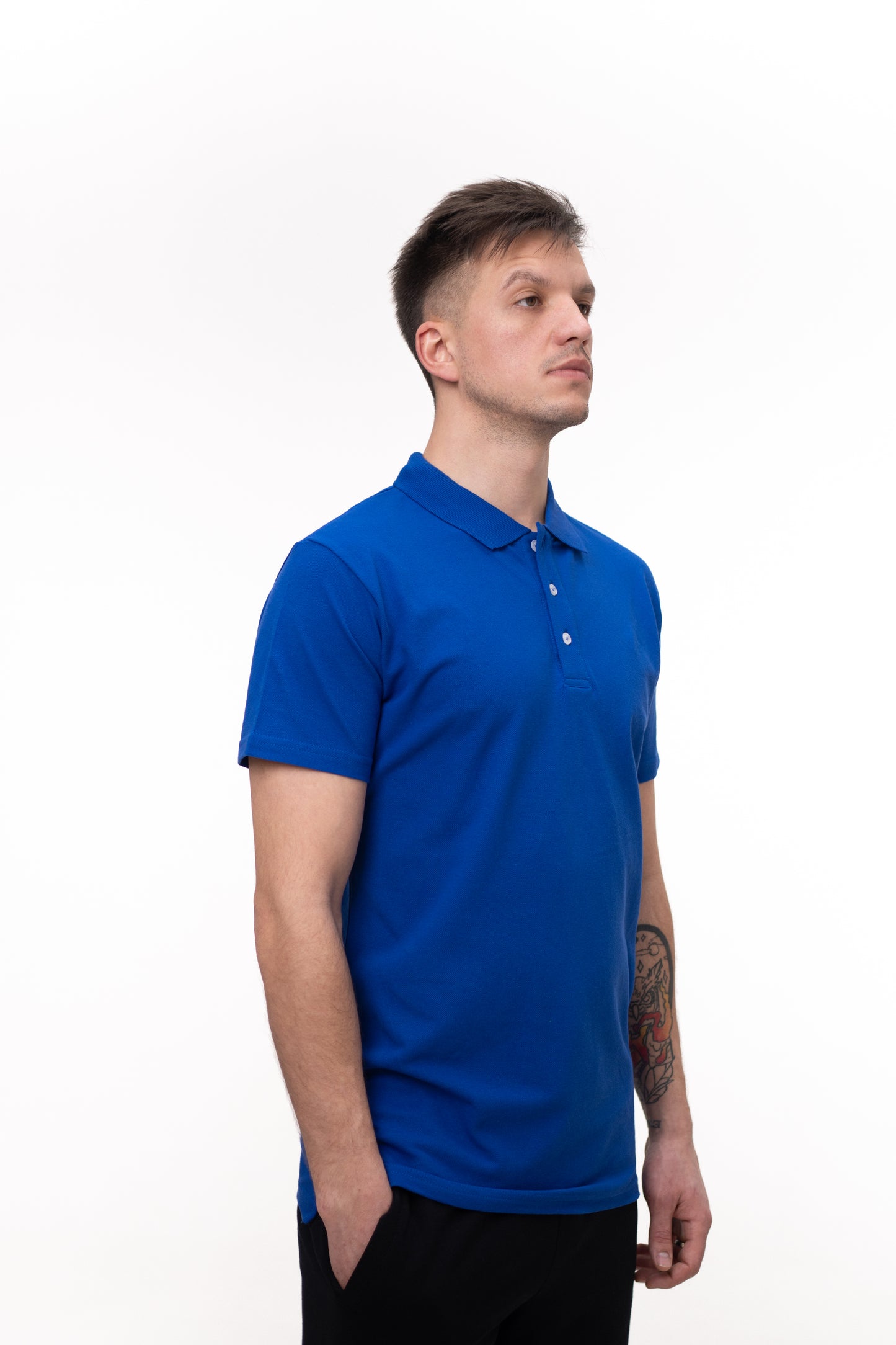 Tricou polo albastru electric, design modern, potrivit pentru sport și casual.