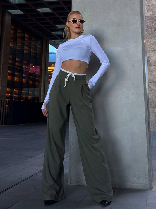 Pantaloni clasici de damă, verde deschis, croială elegantă, material natural, lejeri și confortabili.