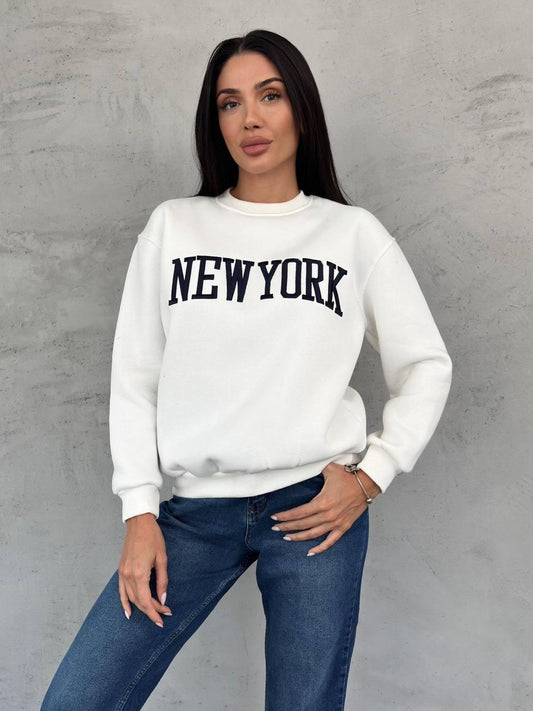 Hanorac alb de damă, lejer și rezistent, perfect pentru personalizare prin broderie sau imprimeu.