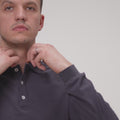 tricou Polo gri închis – țesătură durabilă și confortabilă, potrivită pentru personalizare prin broderie sau imprimare. Achiziționează la preț angro sau retail.