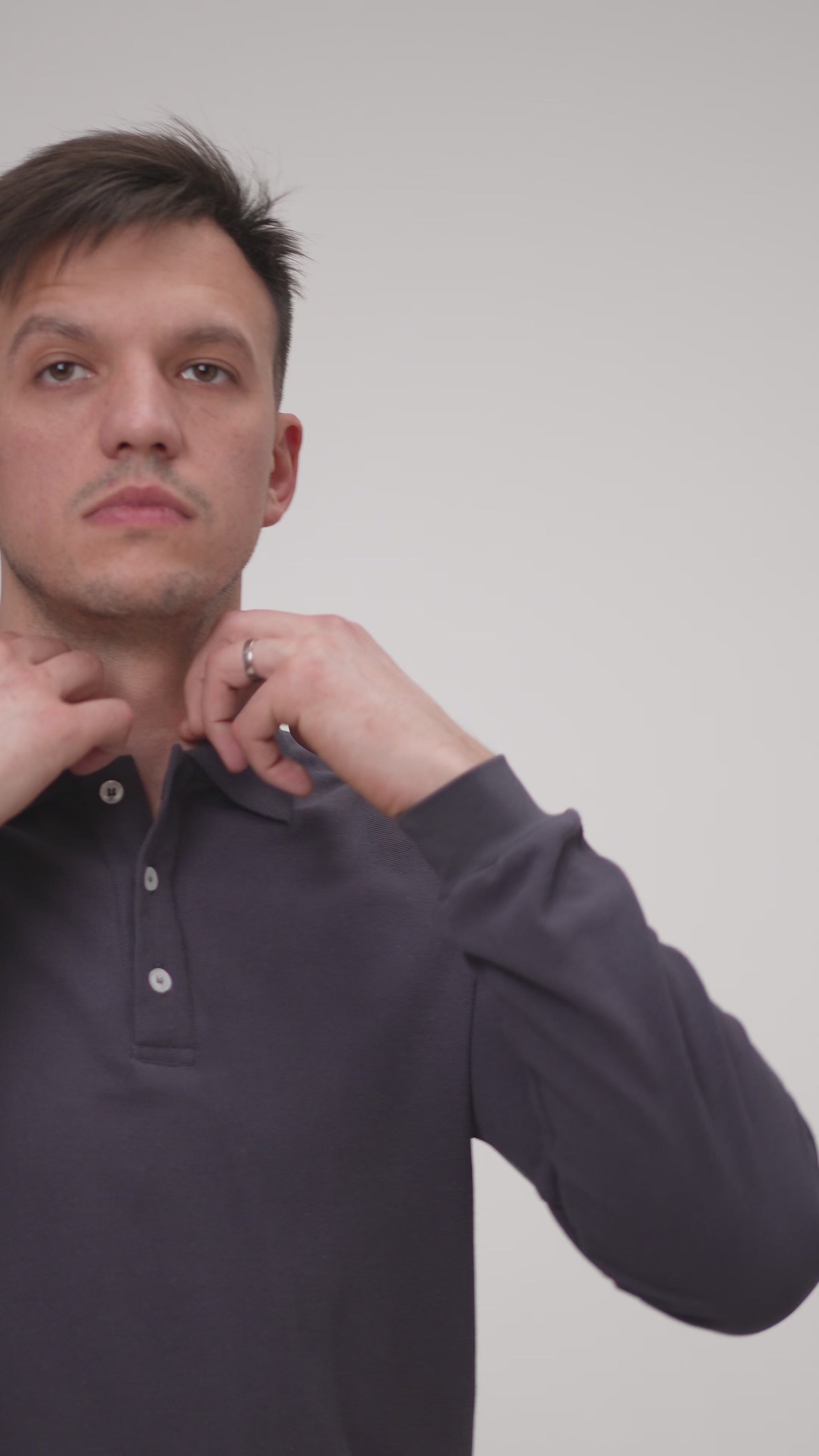 tricou Polo gri închis – țesătură durabilă și confortabilă, potrivită pentru personalizare prin broderie sau imprimare. Achiziționează la preț angro sau retail.