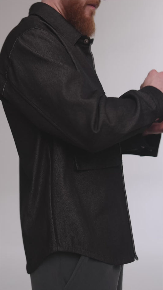 Prezentare video jachetă jeans neagră oversize, model modern din denim produs în Republica Moldova de Almam Fashion – stil, confort și rezistență