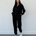 Costum sportiv de damă, negru elegant, din material natural, confortabil și durabil.