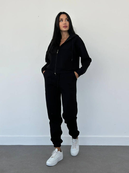 Costum sportiv de damă, negru elegant, din material natural, confortabil și durabil.